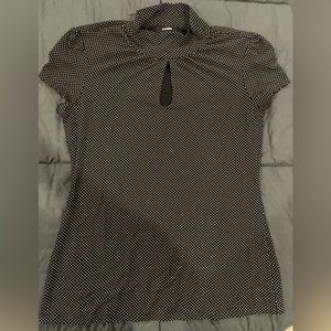 Mock neck keyhole top. Size large.